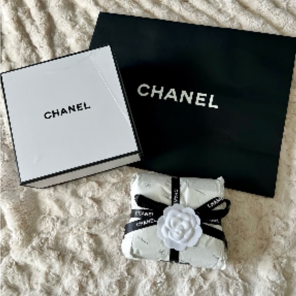 CHANEL Black and White Graphic Logo Scarf - Picture 6 of 6